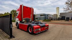 20251019-Tom-Holding-00029